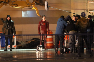 Illustration for article titled Do These Set Photos Reveal A Massive Change In Arrow's Status Quo?